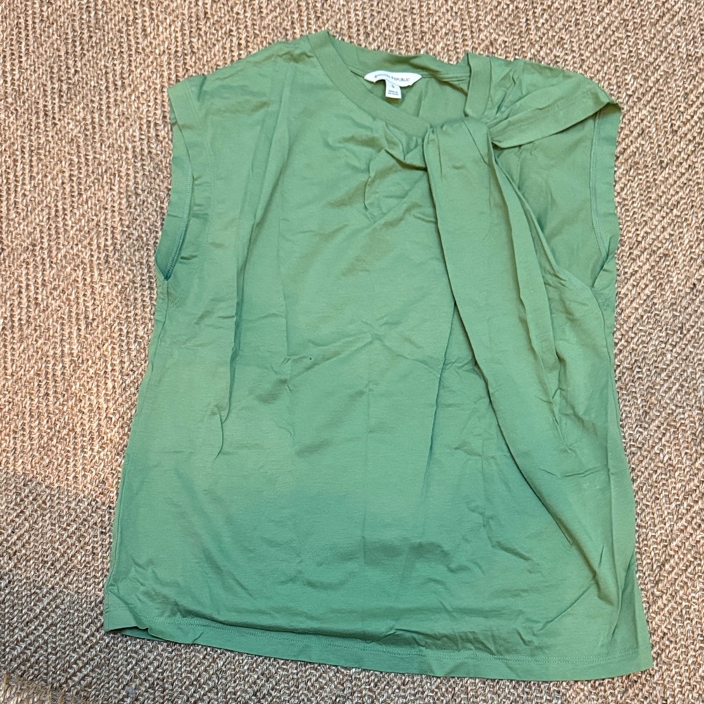 Banana Republic Sleeveless Tie-Detail Camisole in Green